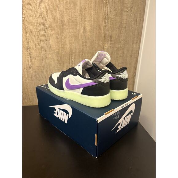 NEW SZ 5.5 (7W) - Youth Jordan 1 Low Glow in Dark Black Raspberry - Picture 2 of 4